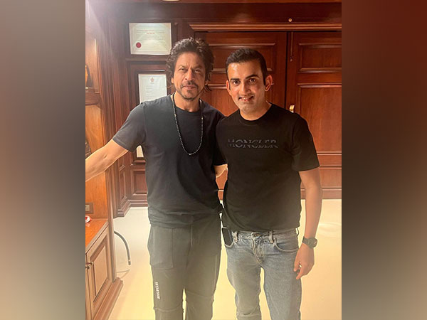 Gautam Gambhir meets SRK, says “he is simply the best”