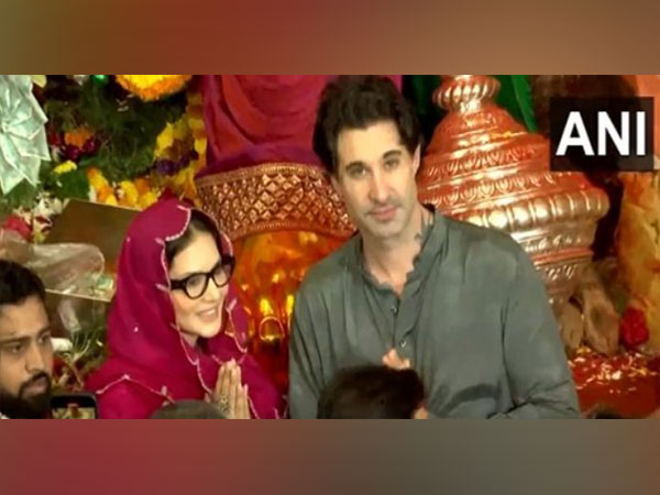 Indian Actor Sunny Leone, Daniel Weber Pray at Lalbaugcha Raja