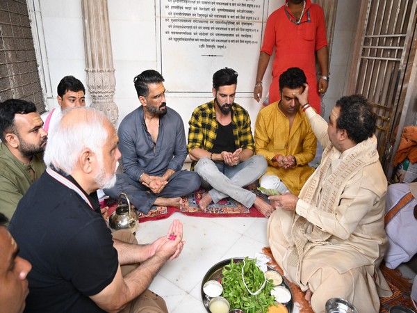 Suniel Shetty seeks blessing at Kashi Vishwanath temple