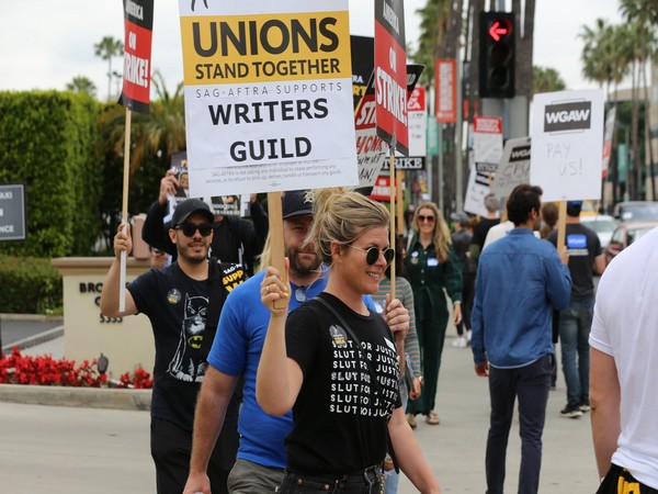 Hollywood Writers Tentatively End 5-Month Strike