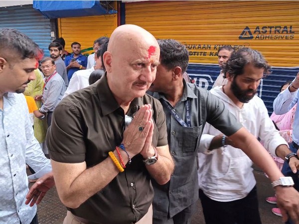 Bollywood actor Anupam Visits Lalbaugcha Raja for Blessings