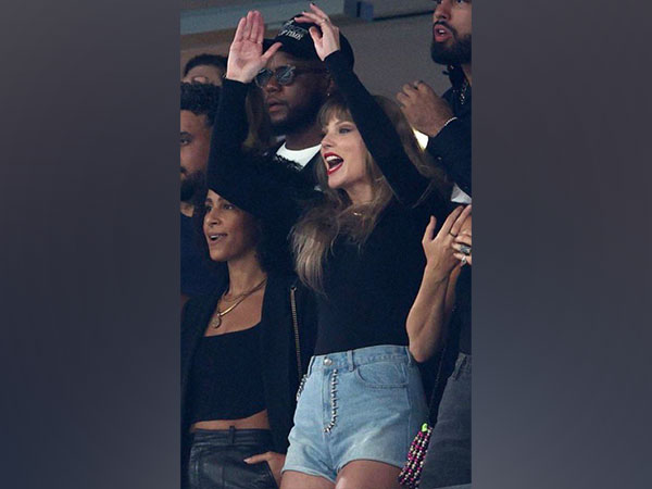 American singer Taylor cheers for travis kelce at NFL game