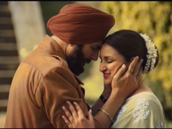 Bollywood actor Akshay and Parineeti embrace in ‘Mission Raniganj’