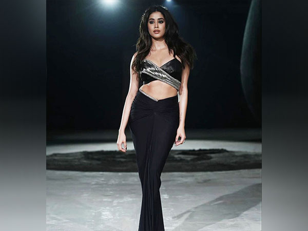 Janhvi Kapoor takes hotness to another level: Lakme Fashion Week 2023