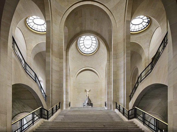 Louvre Museum in Paris closes for security reasons