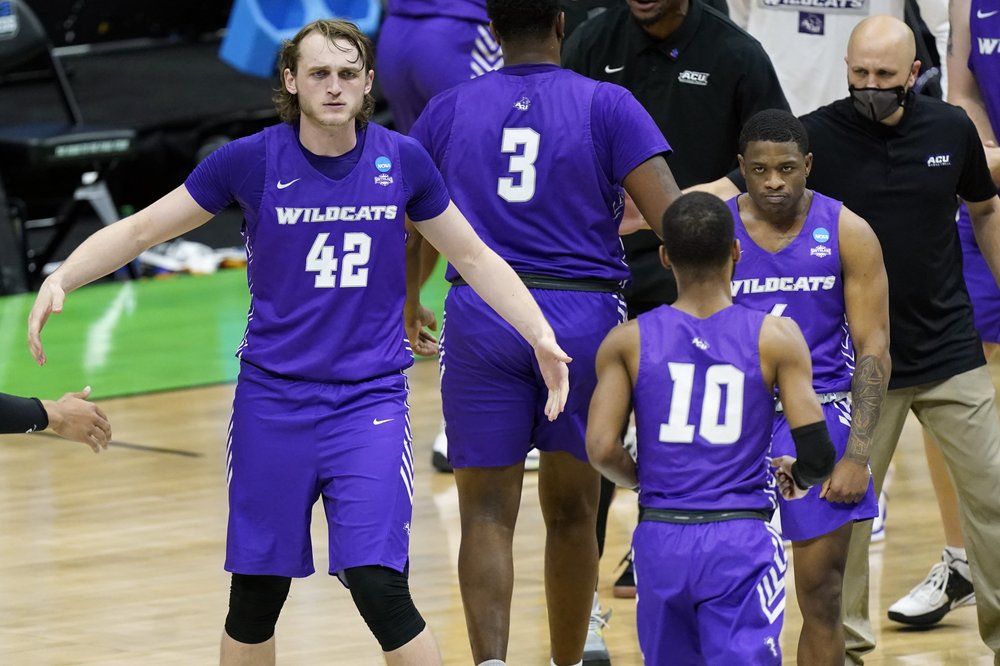 No. 14 Abilene Christian ousts ’Horns 53-52