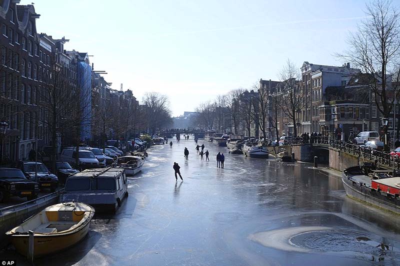 Dutch get their skates on in Amsterdam before the thaw