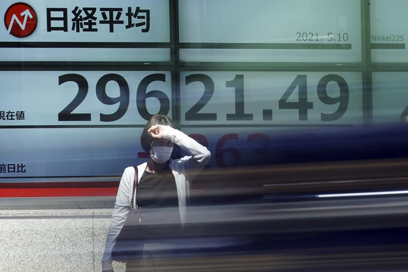 Asian shares rise, jobs data signaling low rates