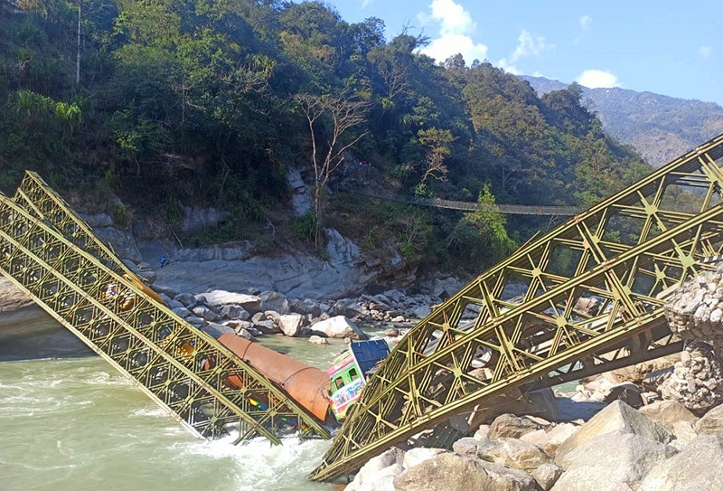 Bridge over Arun river breaks