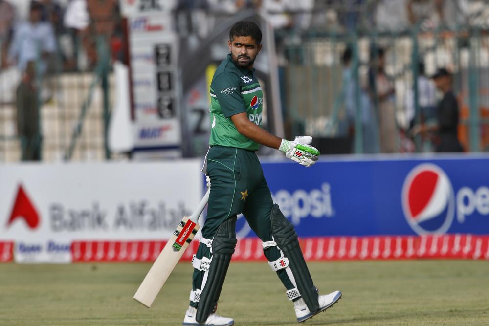 Five Pakistan cricketers get contracts in two formats