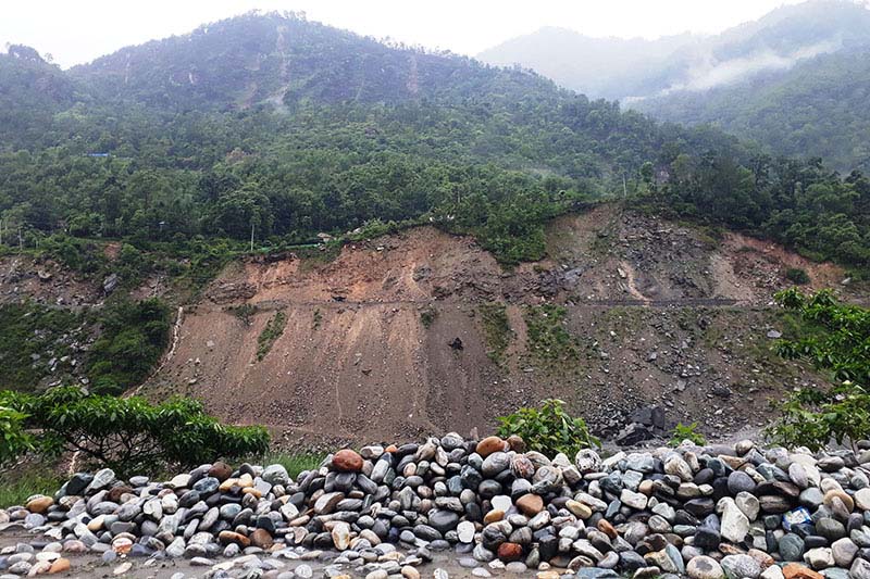 One killed in dry landslide