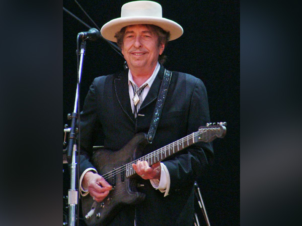 Bob Dylan sells entire recorded music to Sony