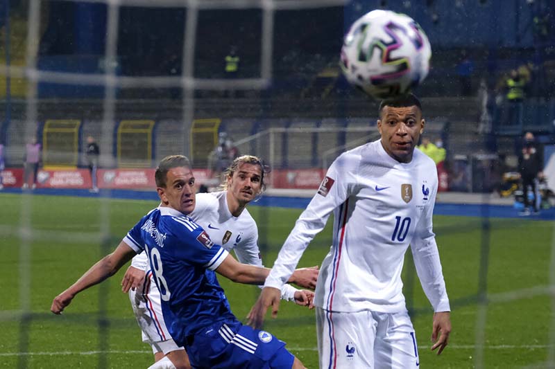 France scrape 1-0 win but move 4 points clear in Group D