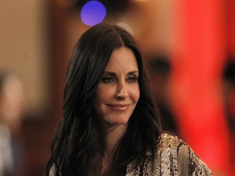 Courteney Cox surprises ‘Friends’ fans on Warner Bros Studio tour