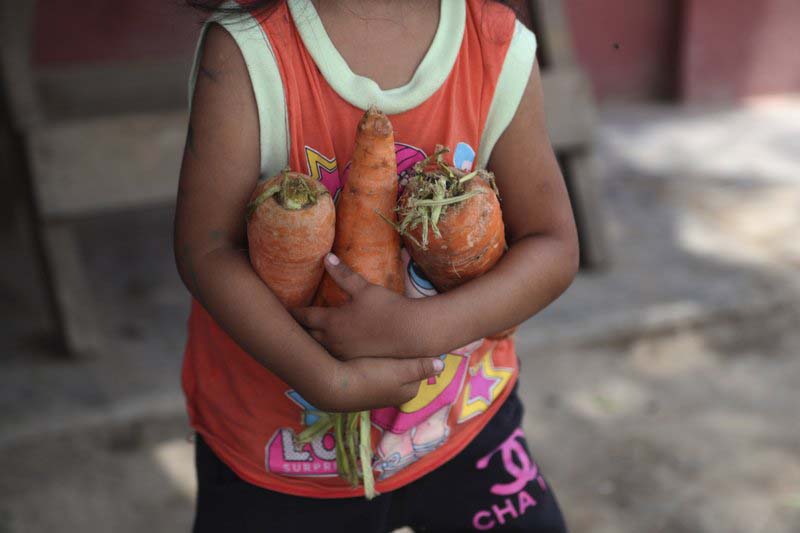 Common pots prepared by neighbors feeding thousands in Peru