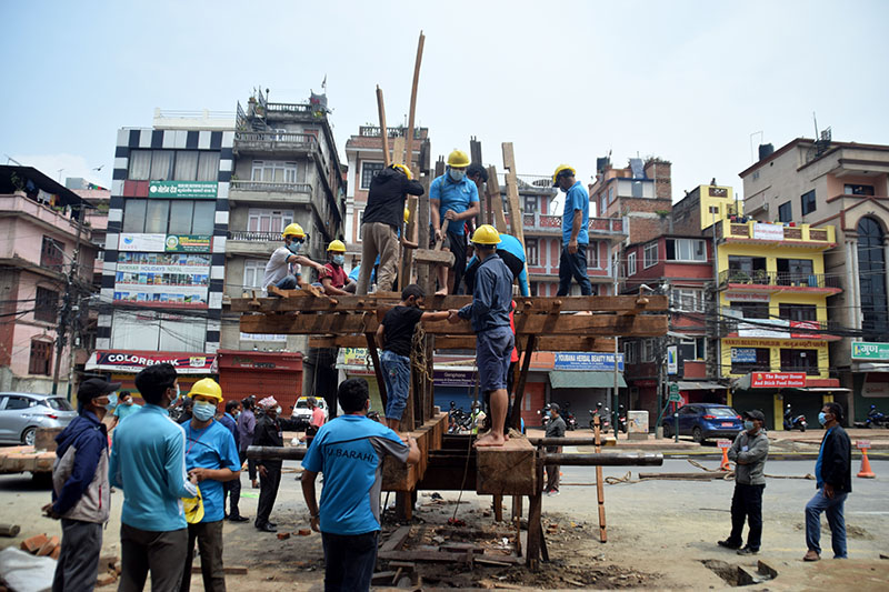 Building the Rato Machhindranath Chariot