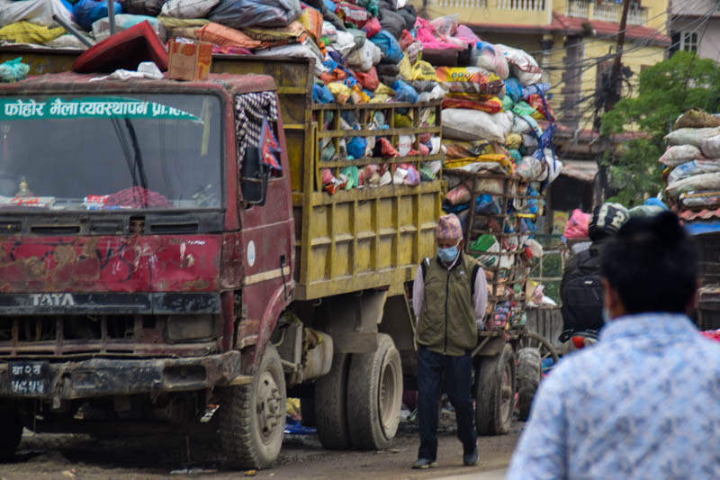 KMC expedites carrying away garbage accumulated for almost three weeks