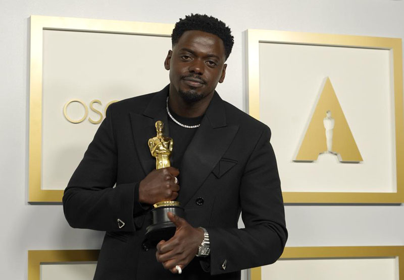 Daniel Kaluuya wins supporting actor, his 1st Oscar