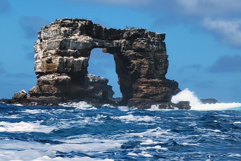 Darwin’s Arch loses its top due to erosion in Galapagos