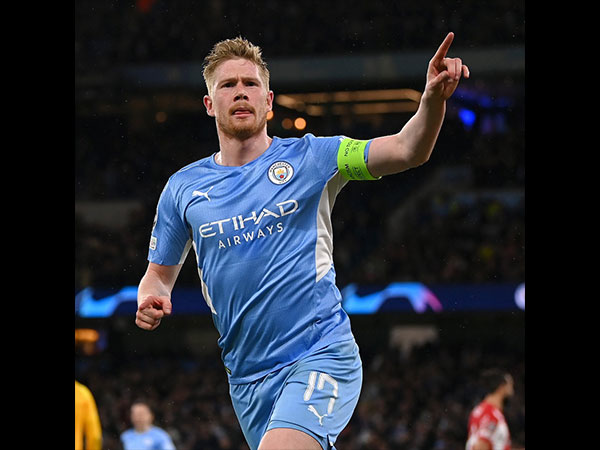 Kevin De Bruyne helps Manchester City