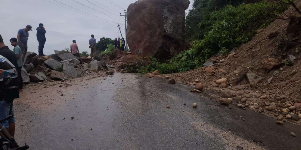 Galchhi-Rasuwagadhi road obstructed