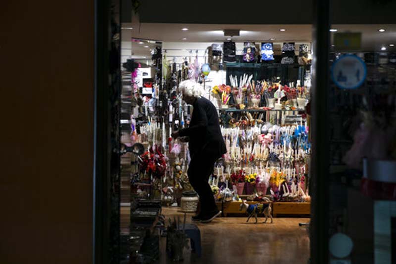 Stores open amid virus surge to help rescue economy in Greece