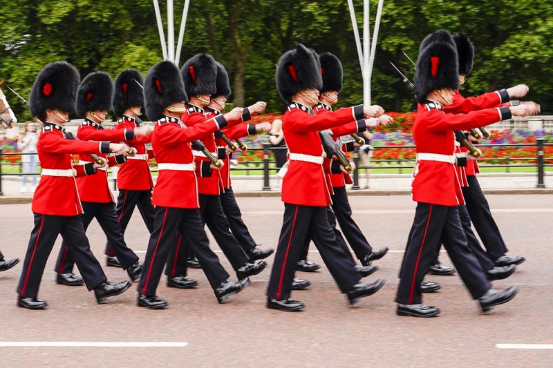 Buckingham Palace guard ceremony returns after COVID hiatus