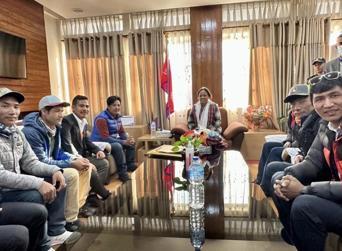 Record-breaking climbers meet Communications Minister