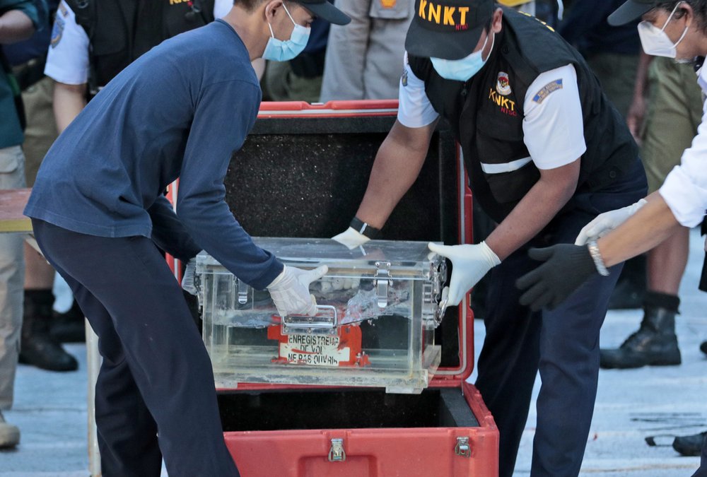 Indonesian searchers hunt for crashed plane’s voice recorder