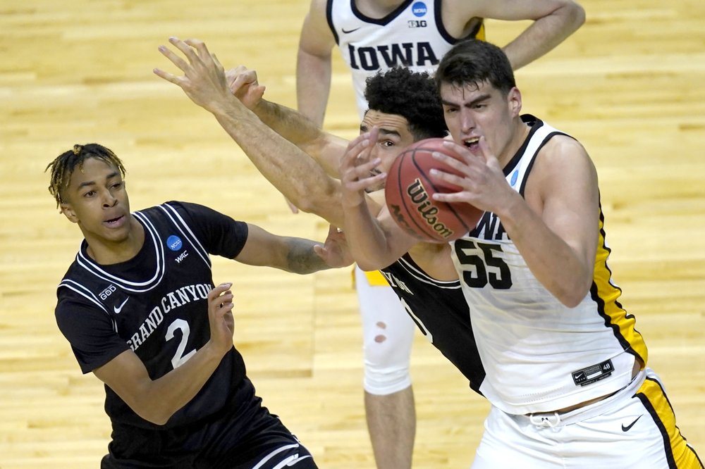 Sharp-shooting Iowa gets 24 from Garza to beat Grand Canyon