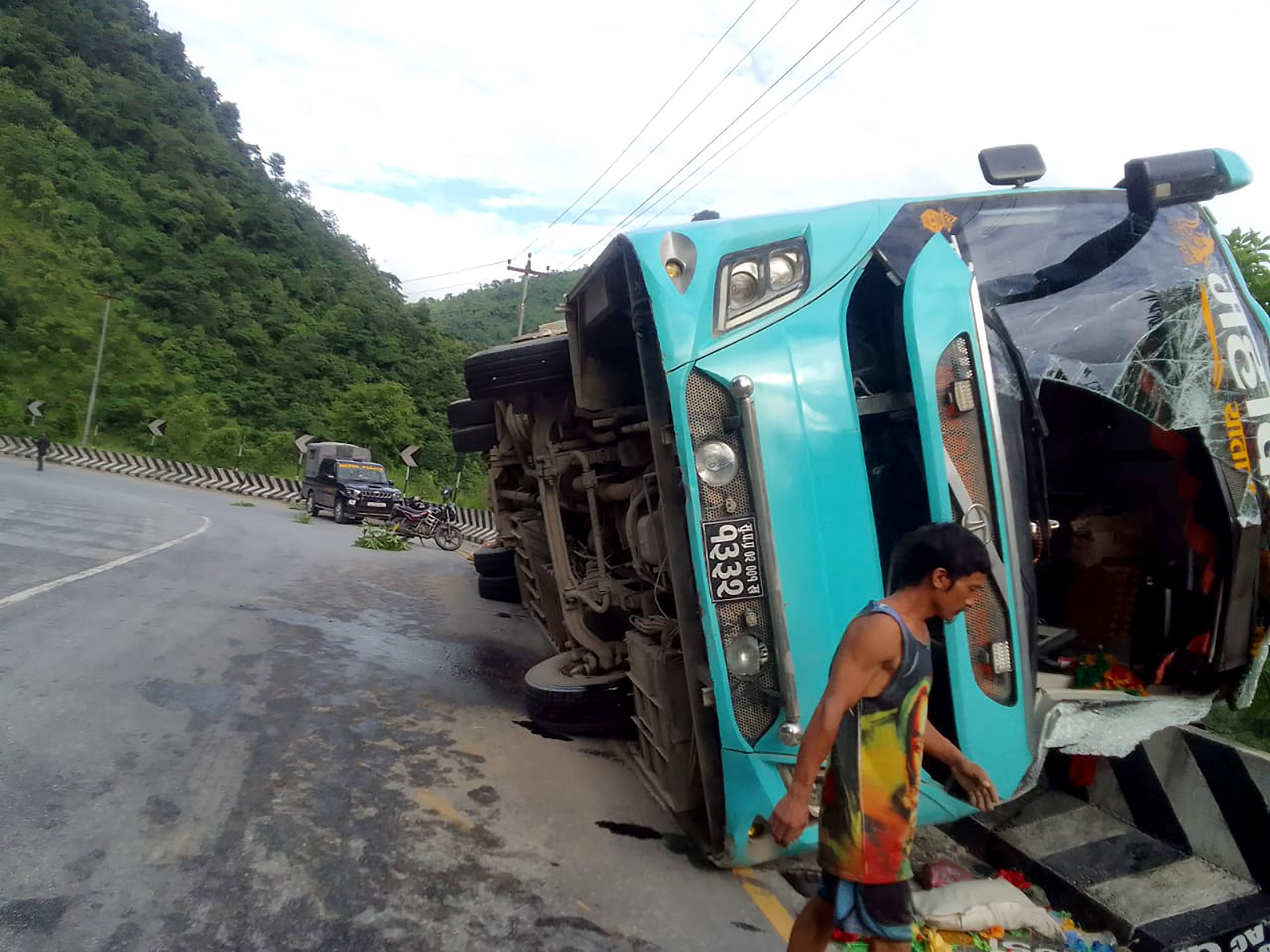 15 injured in road mishap