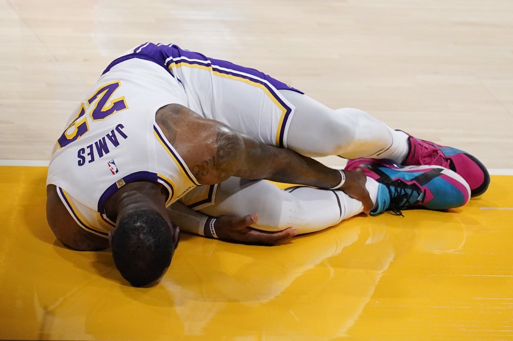 LeBron James sprains right ankle in loss