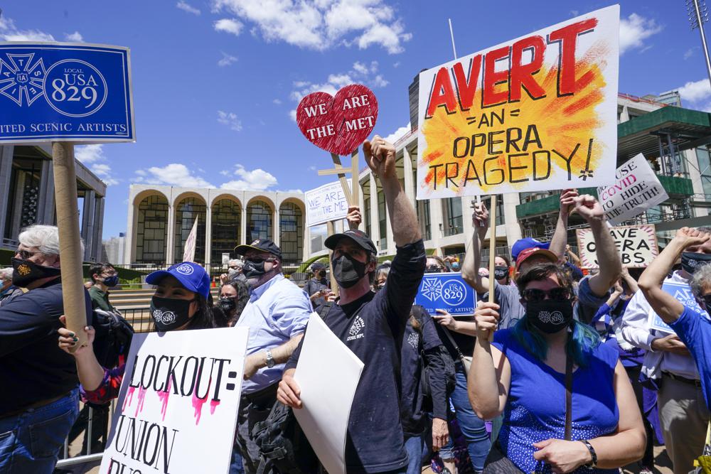 Locked out stagehands protest outside Metropolitan Opera