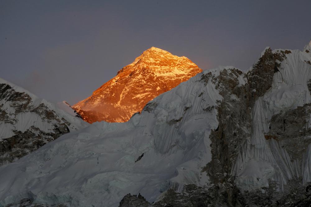 Climbers undeterred by virus outbreak on Everest