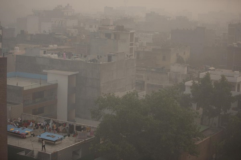 Smog chokes New Delhi as air pollution levels soar