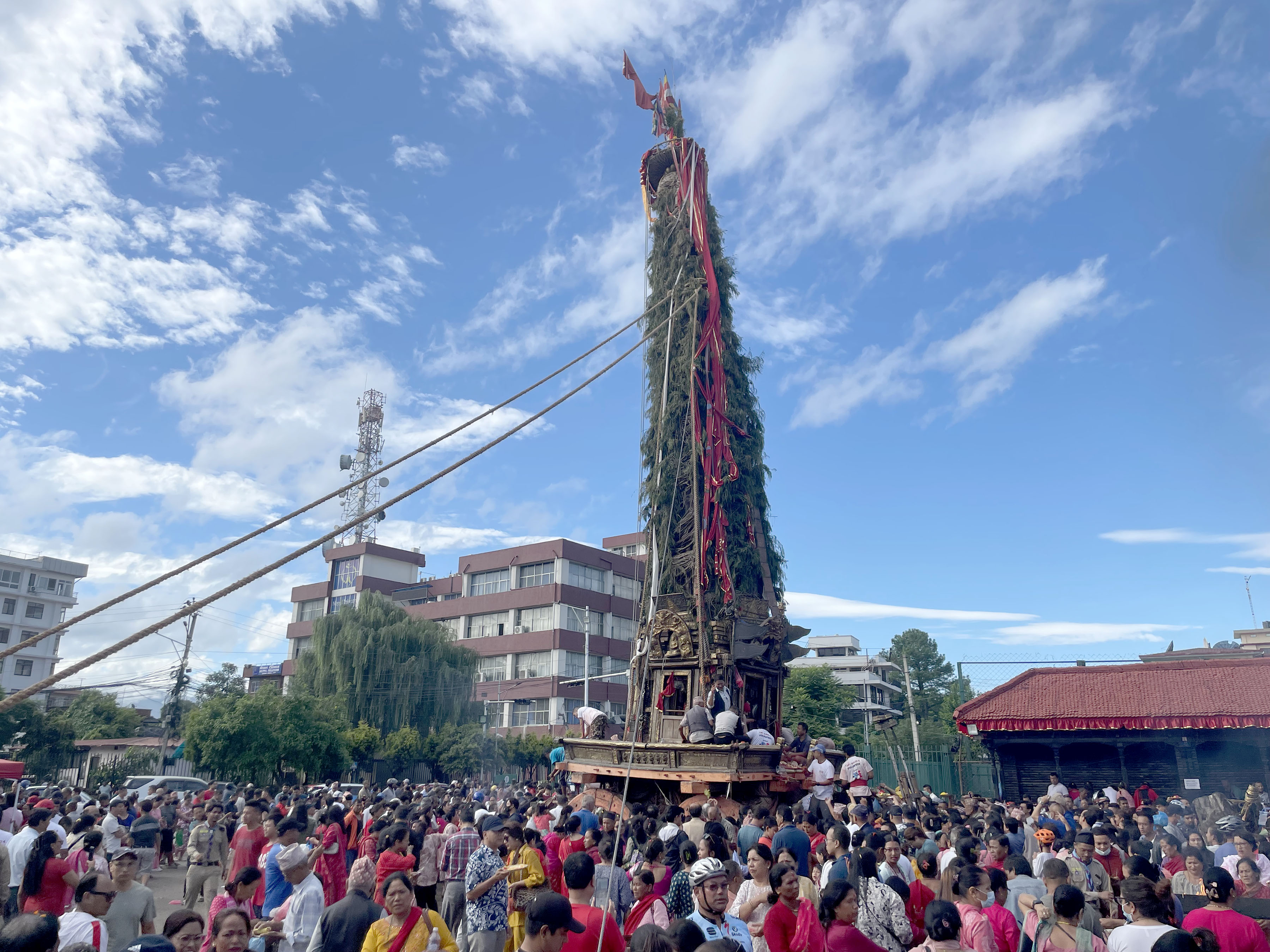 Devotees worshiping the chariot of red Machindranath