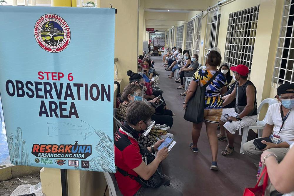 Philippine vaccination sites jammed over false news