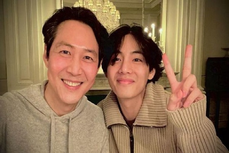 Actor Lee Jung-jae updates charming selfie with BTS’ V