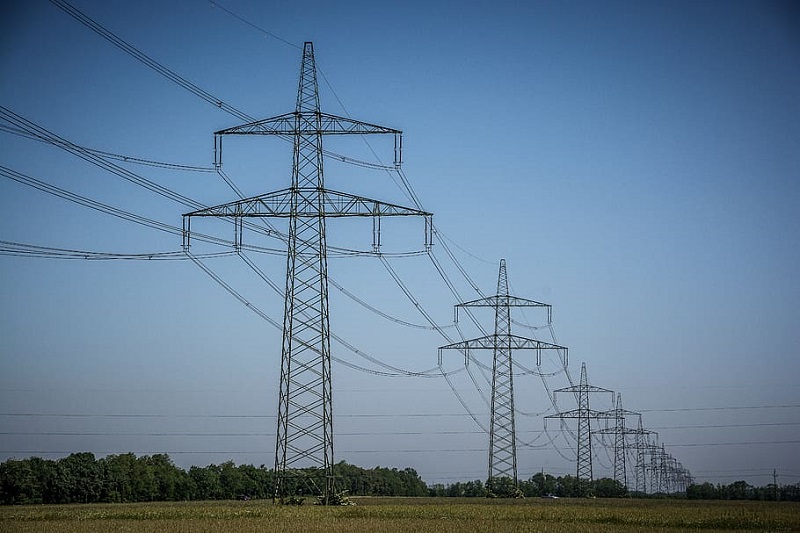 Installing underground power transmission line