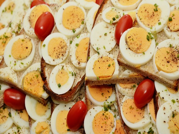 Consumption of eggs leads to decreased allergy