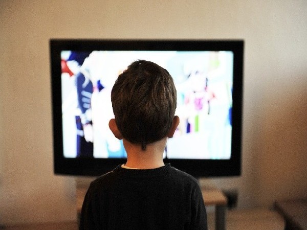 Study finds talking to kids during TV time increases their curiosity levels