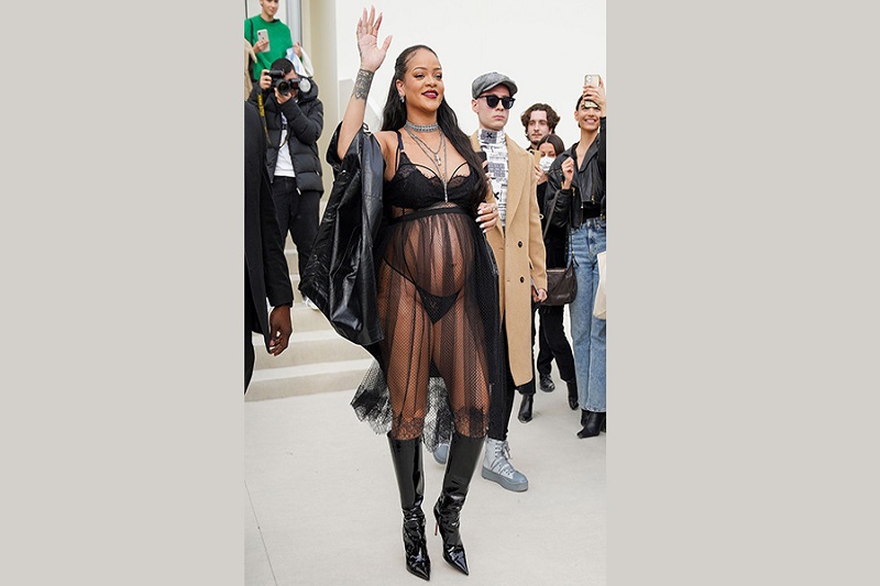 Rihanna’s Baby-Bump at Paris Fashion Week