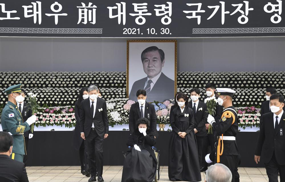 S Koreans send off former President Roh in small funeral