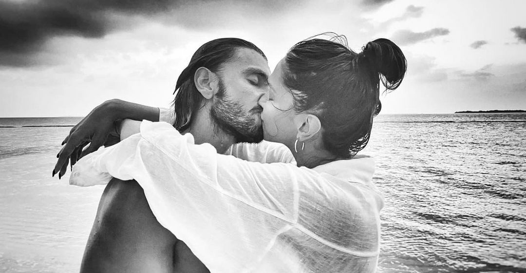 Ranveer posts kissing picture with Deepika marking ‘Gehrayaiaan’