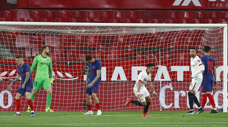 Valencia walk off field in racism protest; Atlético loses