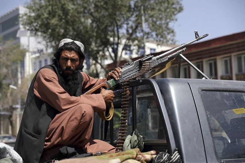 Rush on Kabul airport as Afghans flee Taliban takeover