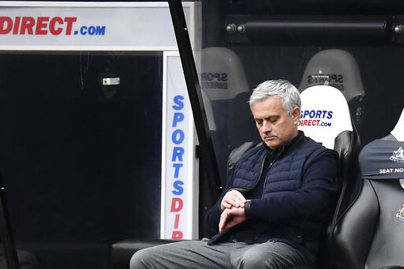 Tottenham cave in late again to frustrate Mourinho