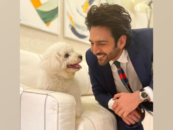 Kartik Aaryan cozies up with pet