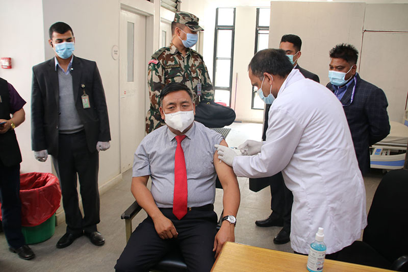 Vice President Pun takes COVID-19 vaccine