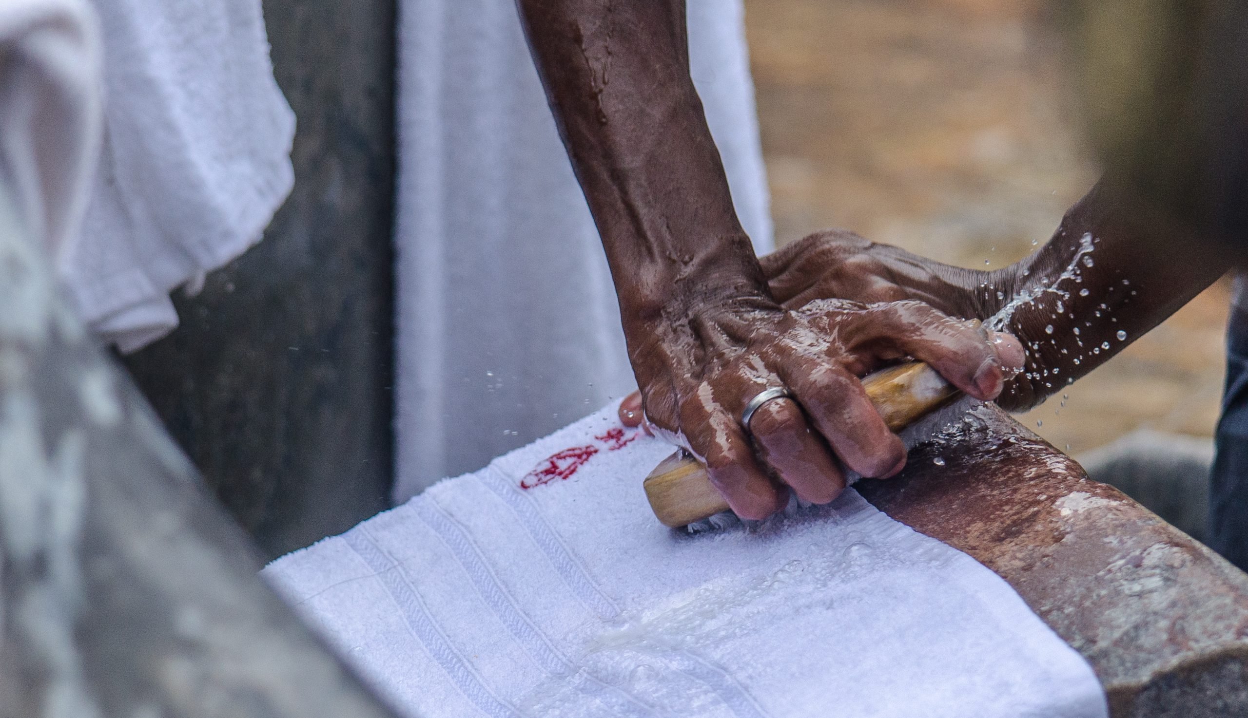 ‘Dhunias’ washing clothes for livelihood